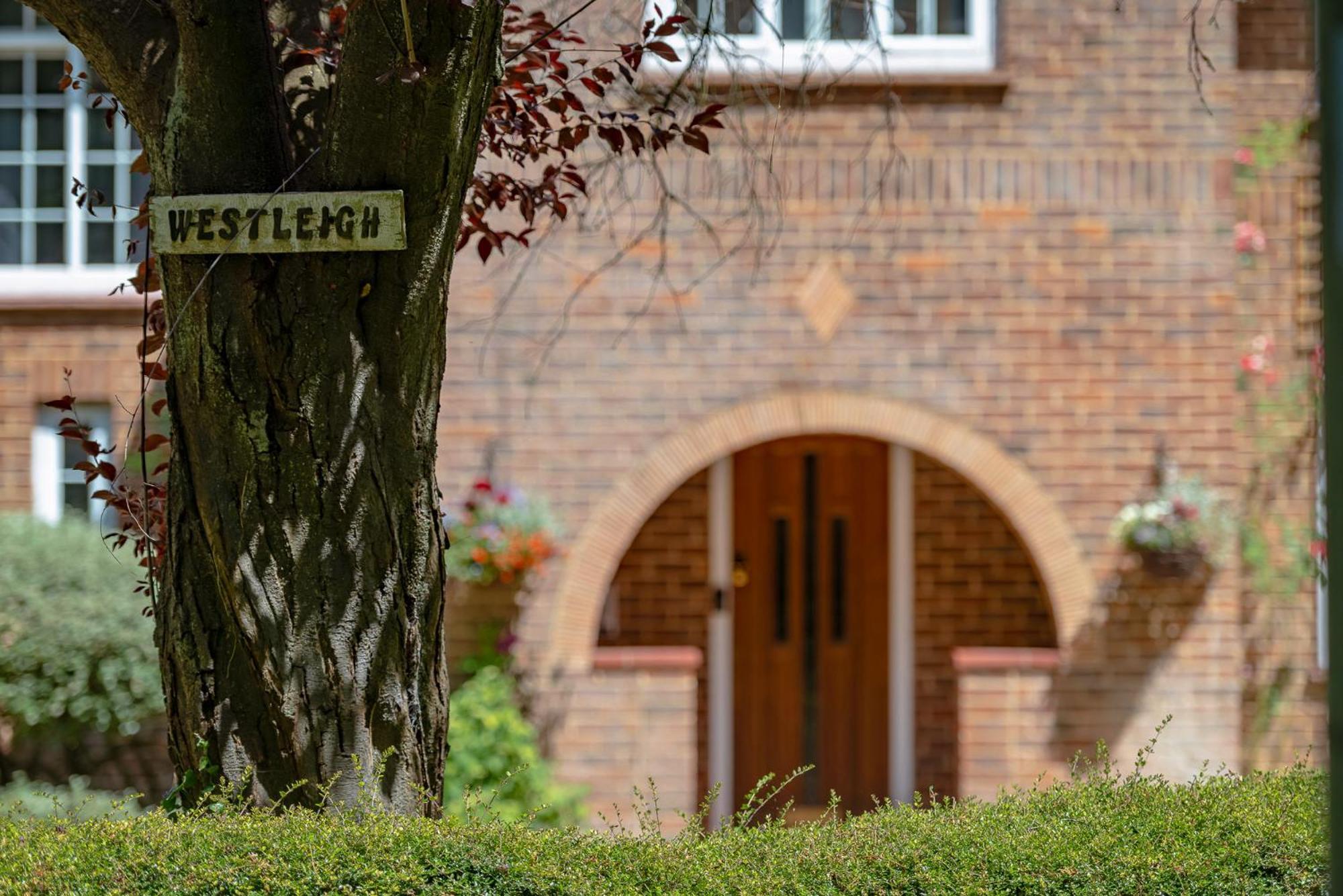 Hotel Westleigh Ashtead Esterno foto